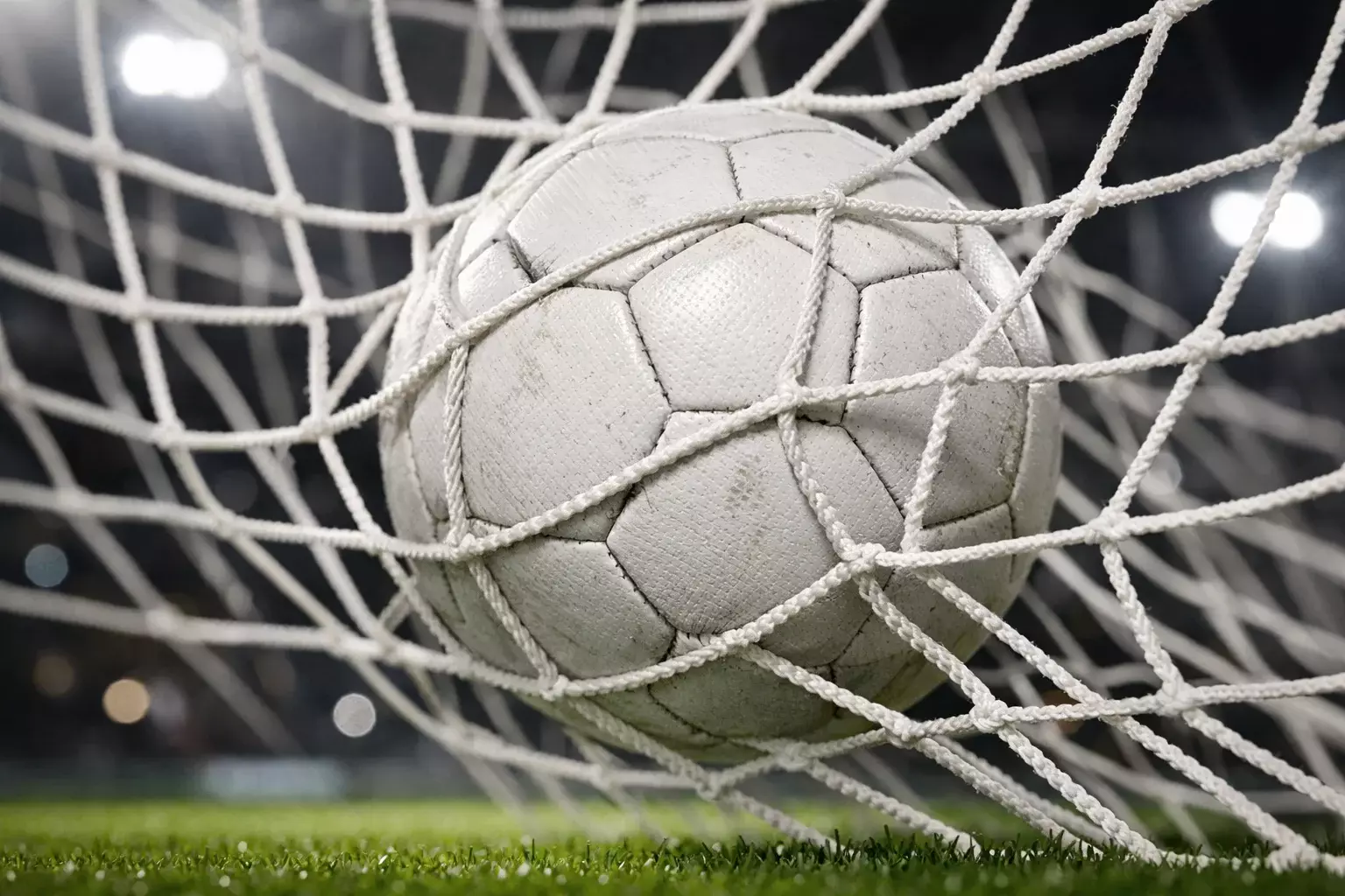 Voetbal in het doel net na een score