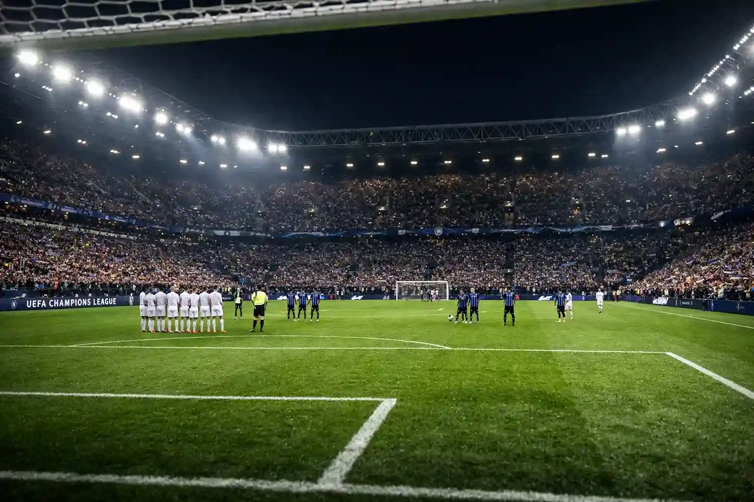 Europese voetbalavond in een vol stadion met felle verlichting